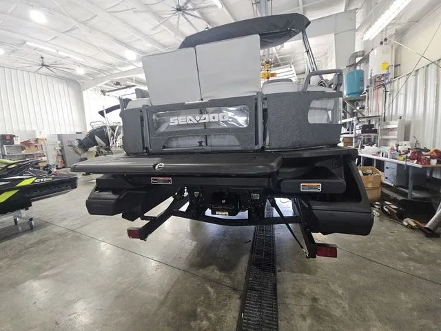 Slide: The Image of Sea-Doo Switch® Cruise 21-230 hp 2023 - 4