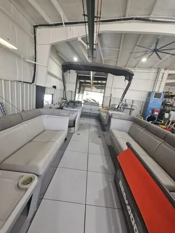 Slide: The Image of Sea-Doo Switch® Cruise 21-230 hp 2023 - 5