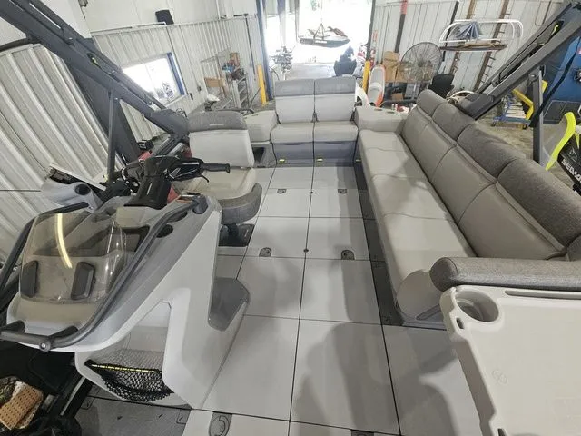 Slide: The Image of Sea-Doo Switch® Cruise 21-230 hp 2023 - 6