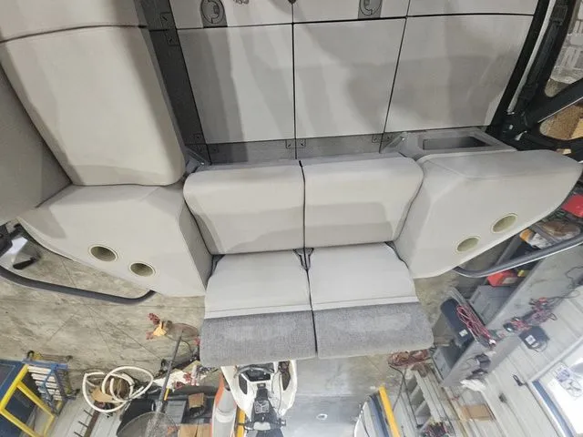 Slide: The Image of Sea-Doo Switch® Cruise 21-230 hp 2023 - 7