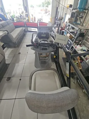 Slide: The Image of Sea-Doo Switch® Cruise 21-230 hp 2023 - 8