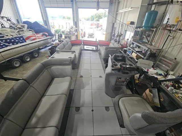 Slide: The Image of Sea-Doo Switch® Cruise 21-230 hp 2023 - 9