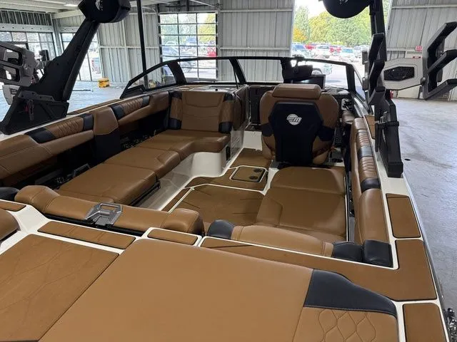 Slide: The Image of Malibu M220 2023 - 10