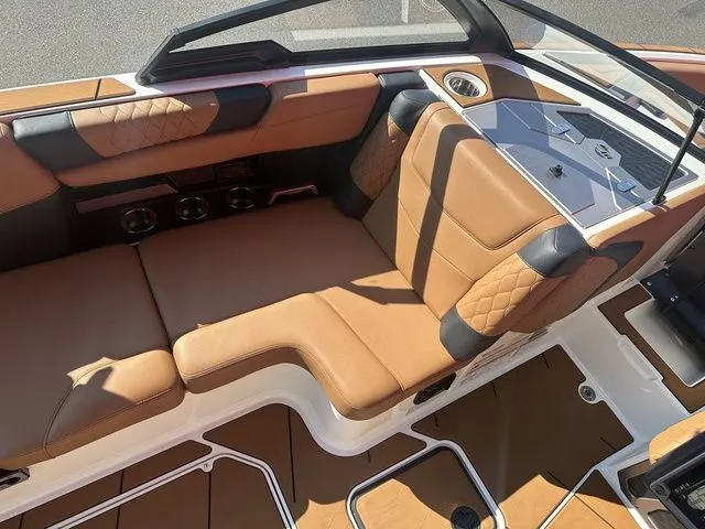 Slide: The Image of Malibu M220 2023 - 11