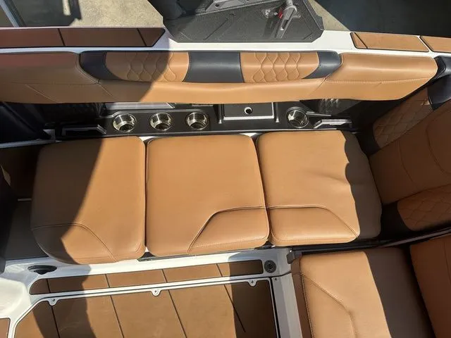 Slide: The Image of Malibu M220 2023 - 14