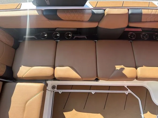 Slide: The Image of Malibu M220 2023 - 15