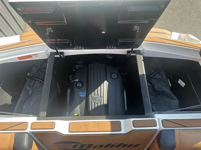 Slide: The Image of Malibu M220 2023 - 16