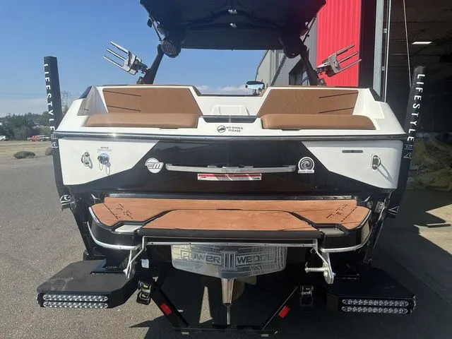 Slide: The Image of Malibu M220 2023 - 6