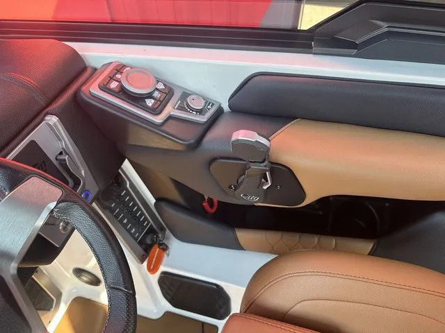 Slide: The Image of Malibu M220 2023 - 8