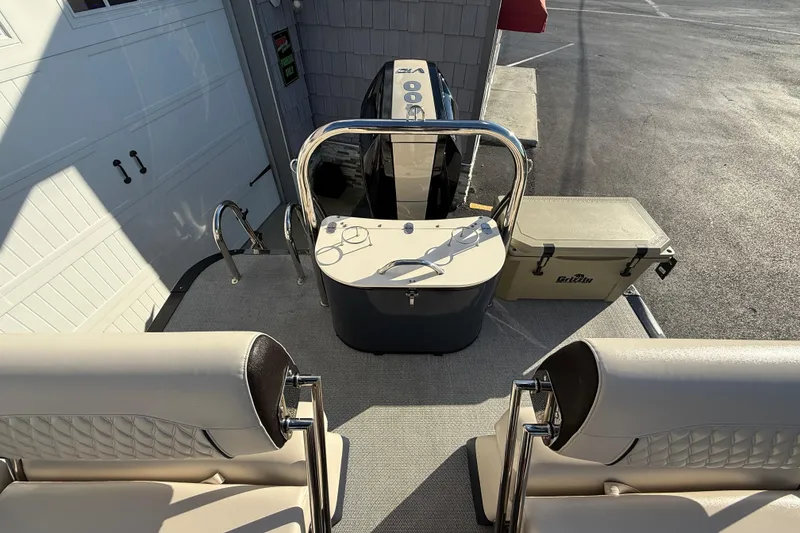 Slide: The Image of 2025 Avalon 2785 Excalibur LTD boat with Mercury 400hp V-10 engine, rear view. - 25