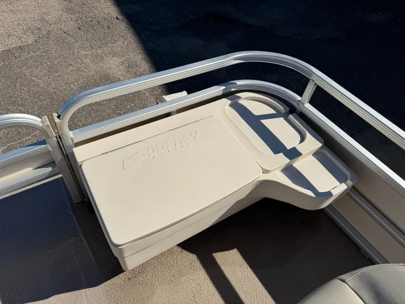 Slide: The Image of Sweetwater 2222 DF Pontoon 2004 - 13