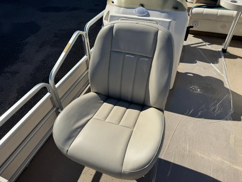 Slide: The Image of Sweetwater 2222 DF Pontoon 2004 - 17