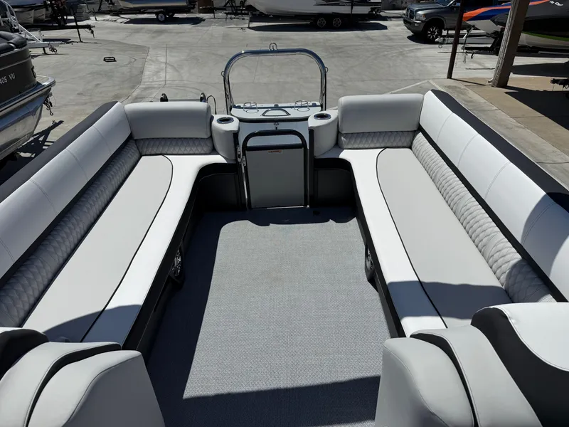 Slide: The Image of Luxurious Avalon 25' Catalina Platinum Quad Lounge boat, model year 2026. - 8