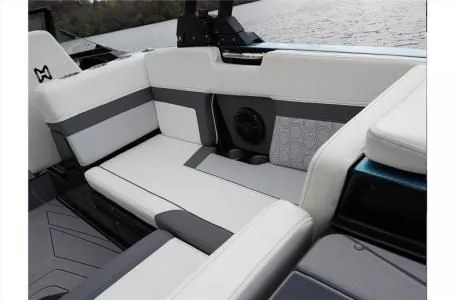 Slide: The Image of Bayliner H22 2023 - 4