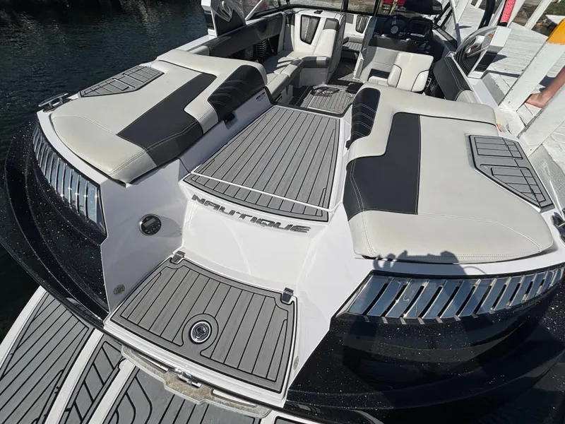 Slide: The Image of Nautique G23 2013 - 747