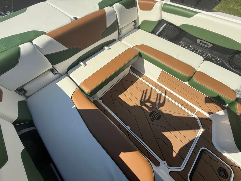 Slide: The Image of Malibu Wakesetter 22 LSV 2022 - 666