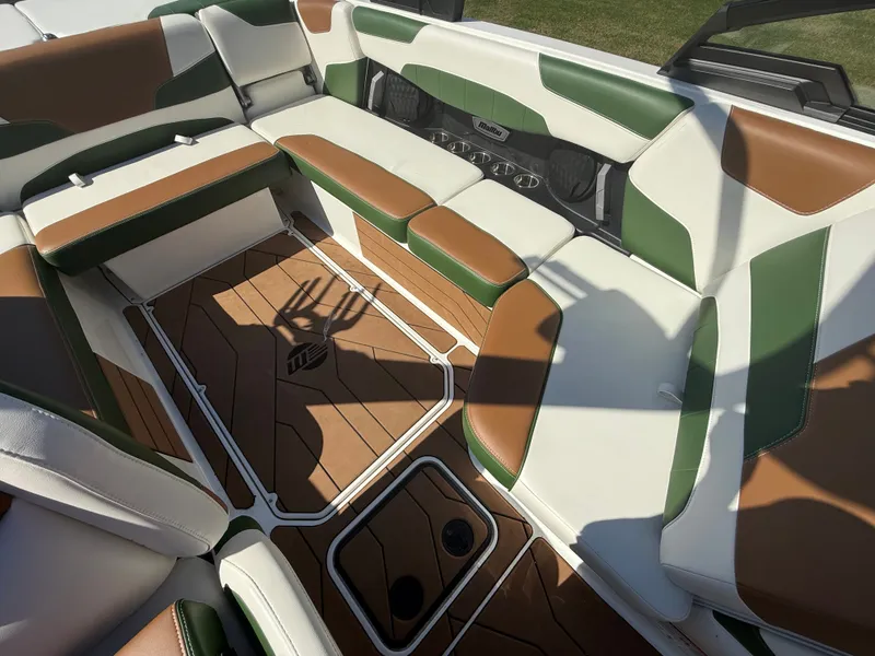 Slide: The Image of Malibu Wakesetter 22 LSV 2022 - 667