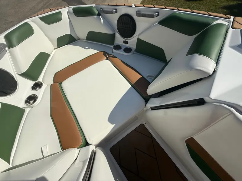 Slide: The Image of Malibu Wakesetter 22 LSV 2022 - 680