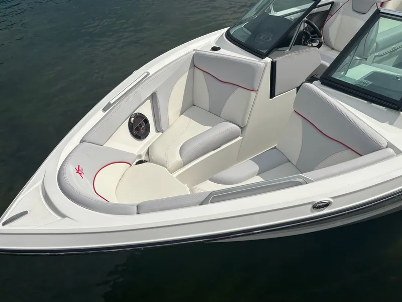 Slide: The Image of MasterCraft XT23 2019 - 301