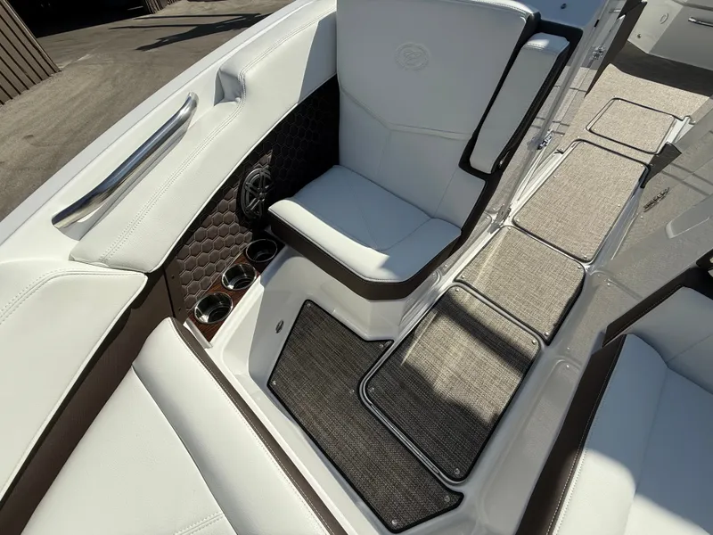 Slide: The Image of Cobalt R6 Surf 2025 - 677