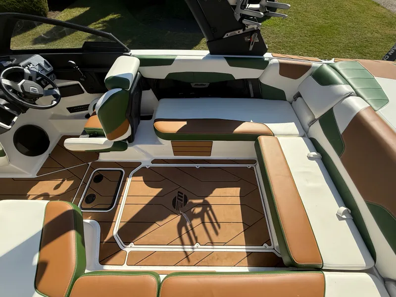 Slide: The Image of Malibu Wakesetter 22 LSV 2022 - 758