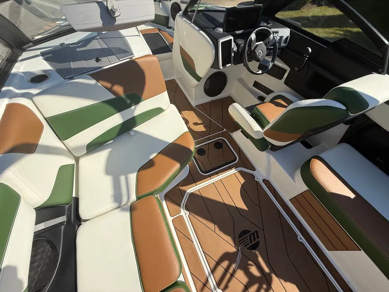 Slide: The Image of Malibu Wakesetter 22 LSV 2022 - 759