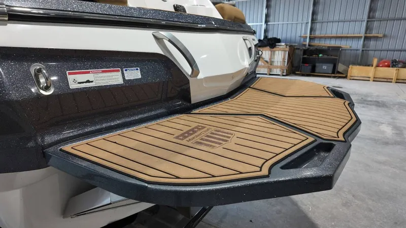 Slide: The Image of MasterCraft X26 2020 - 14