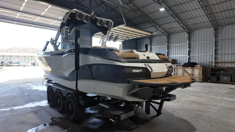 Slide: The Image of MasterCraft X26 2020 - 15
