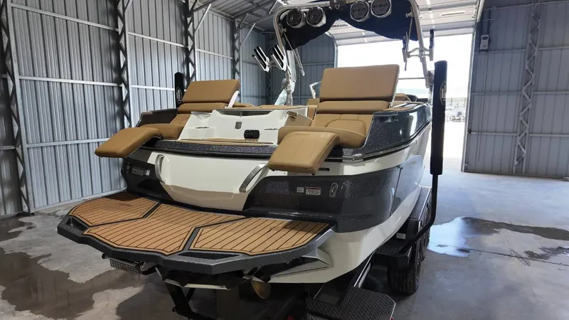 Slide: The Image of MasterCraft X26 2020 - 90