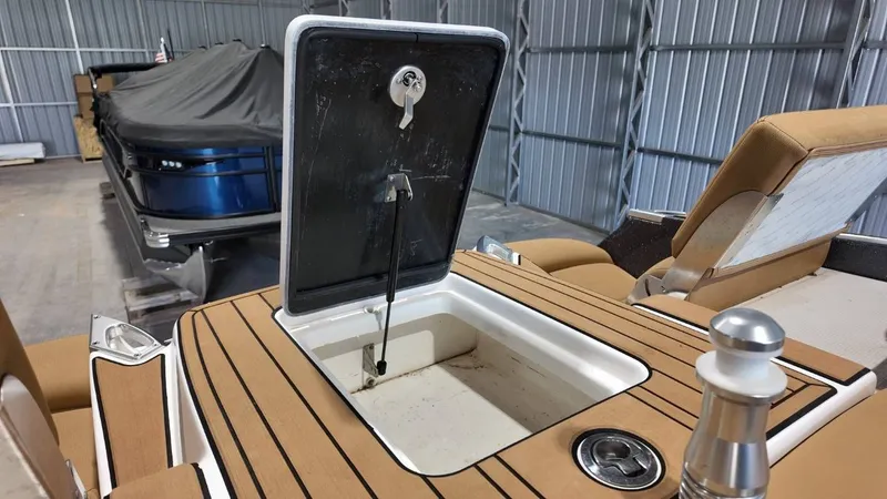 Slide: The Image of MasterCraft X26 2020 - 96