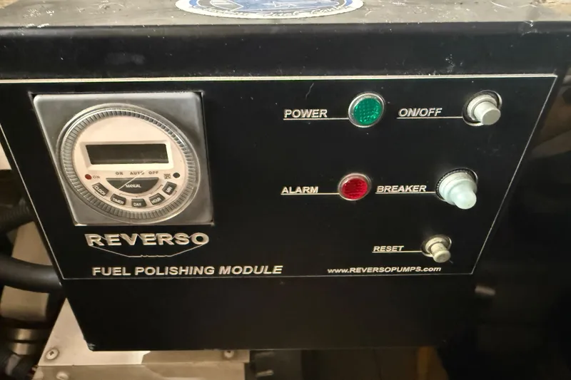 Slide: The Image of Reverso fuel polishing module on 1974 Pacemaker 48 Sportfisherman, featuring power and alarm indicators. - 47