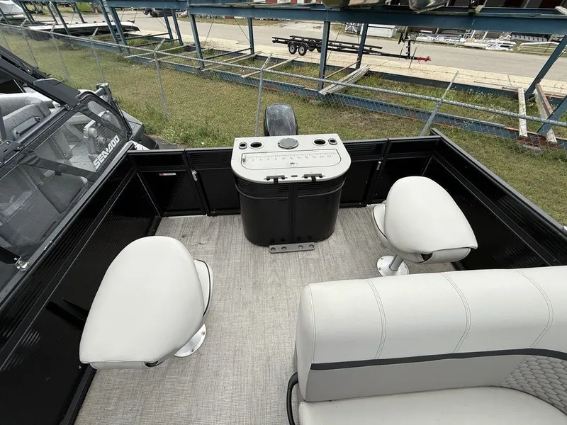 Slide: The Image of Apex Marine 820 XRE Cruise LT 2022 - 10