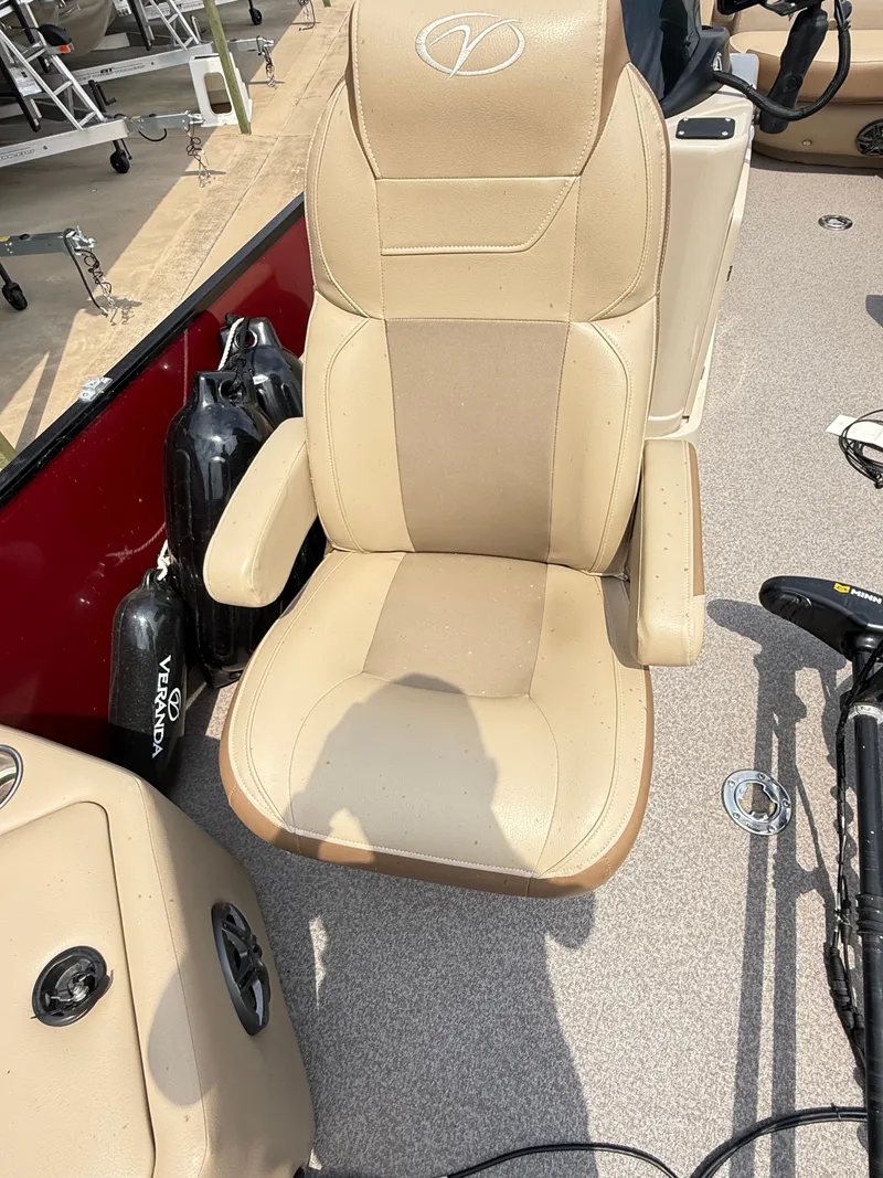 Slide: The Image of Veranda VF22F4 2022 - 11