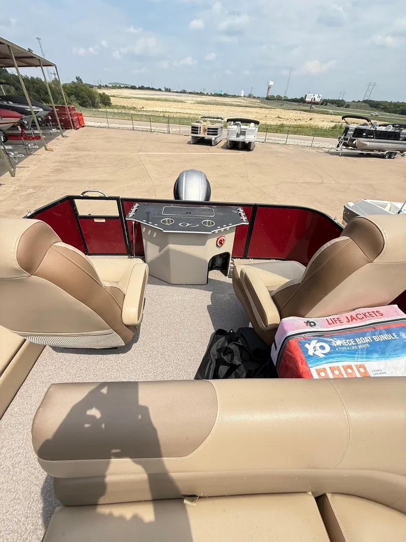 Slide: The Image of Veranda VF22F4 2022 - 16