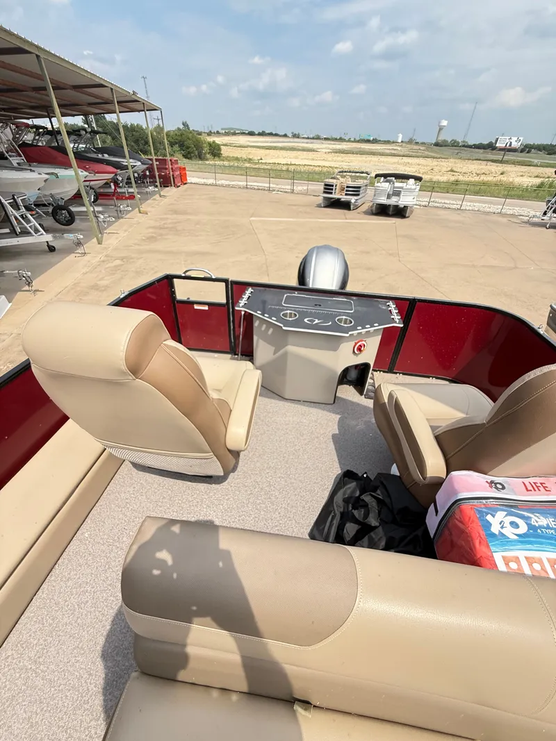 Slide: The Image of Veranda VF22F4 2022 - 19