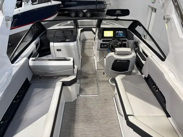 Slide: The Image of Cobalt R8 Surf 2022 - 10