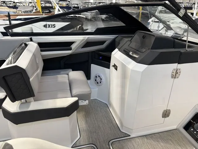 Slide: The Image of Cobalt R8 Surf 2022 - 11