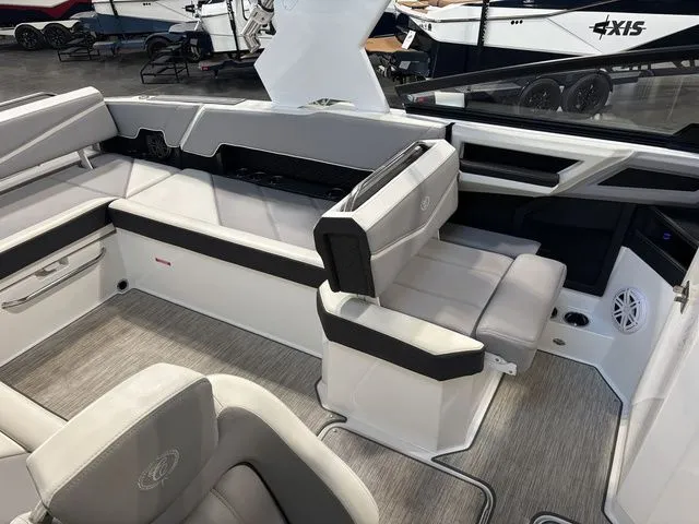 Slide: The Image of Cobalt R8 Surf 2022 - 12