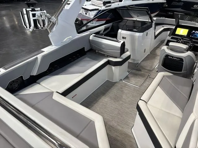 Slide: The Image of Cobalt R8 Surf 2022 - 14