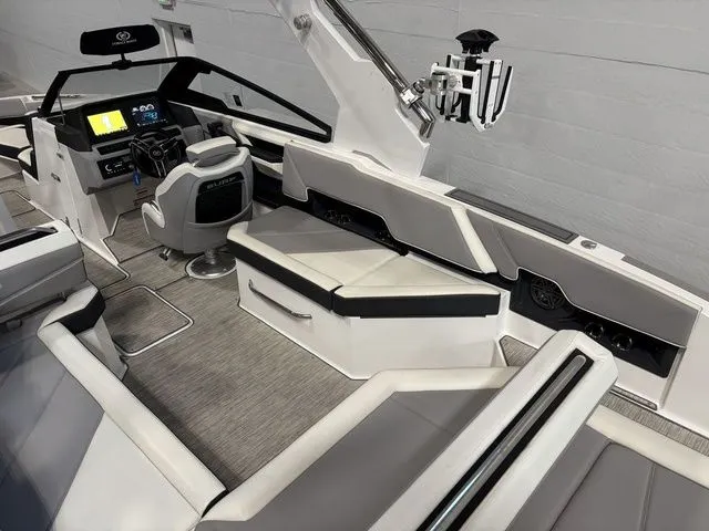 Slide: The Image of Cobalt R8 Surf 2022 - 15