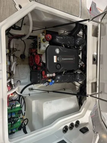 Slide: The Image of Cobalt R8 Surf 2022 - 18