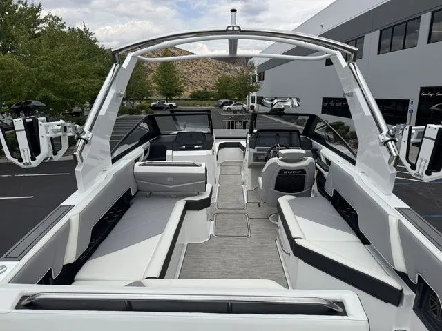 Slide: The Image of Cobalt R8 Surf 2022 - 8