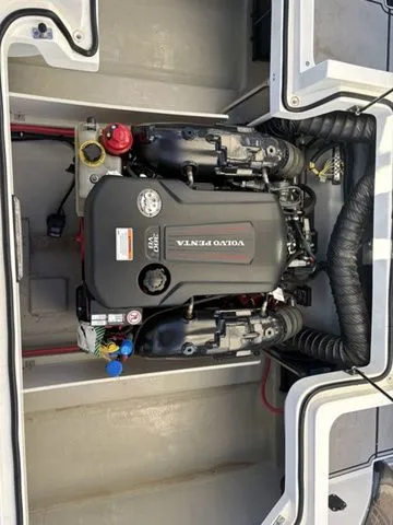 Slide: The Image of Cobalt R7 Surf 2019 - 20