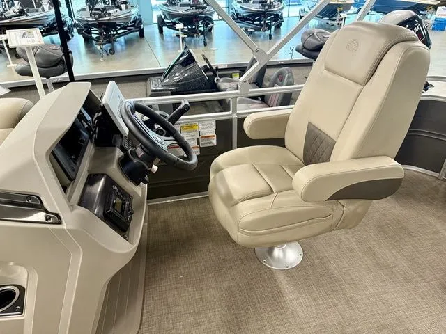 Slide: The Image of Sun Tracker Party Barge 20 DLX 2024 - 4