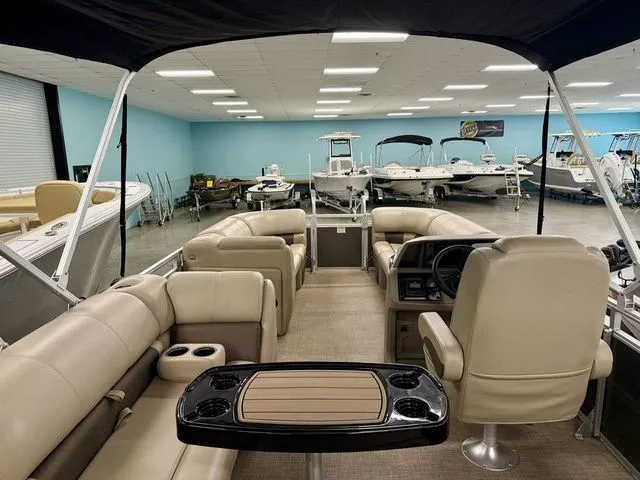 Slide: The Image of Sun Tracker Party Barge 20 DLX 2024 - 7