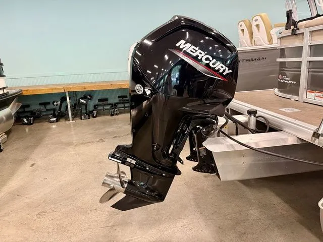 Slide: The Image of Sun Tracker Party Barge 20 DLX 2024 - 8