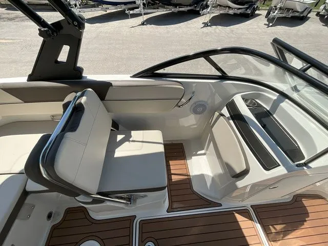 Slide: The Image of Bayliner VR5 BR 2019 - 11