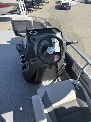 Slide: The Image of Sun Tracker Bass Buggy 16 XL Select 2026 - 7