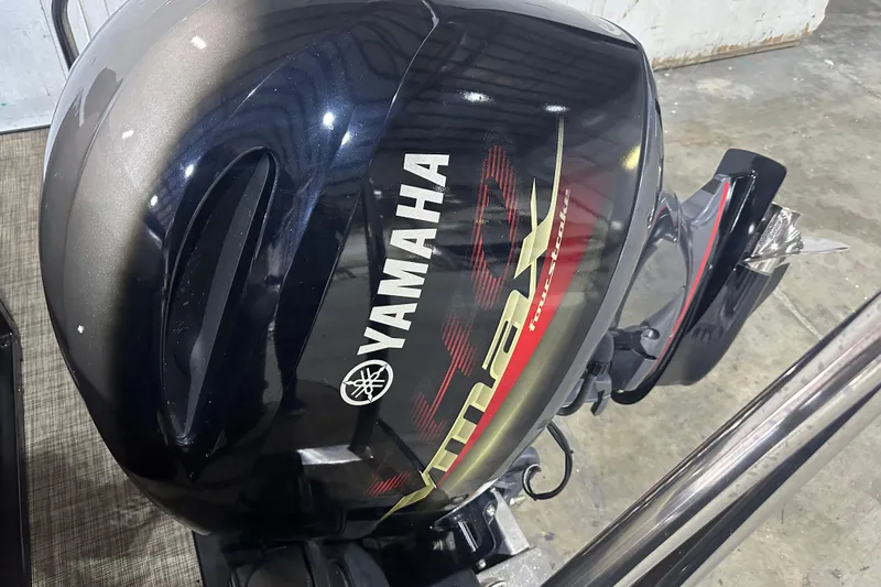 Slide: The Image of Yamaha outboard motor on 2021 SunCatcher Select Series 322C boat. - 7