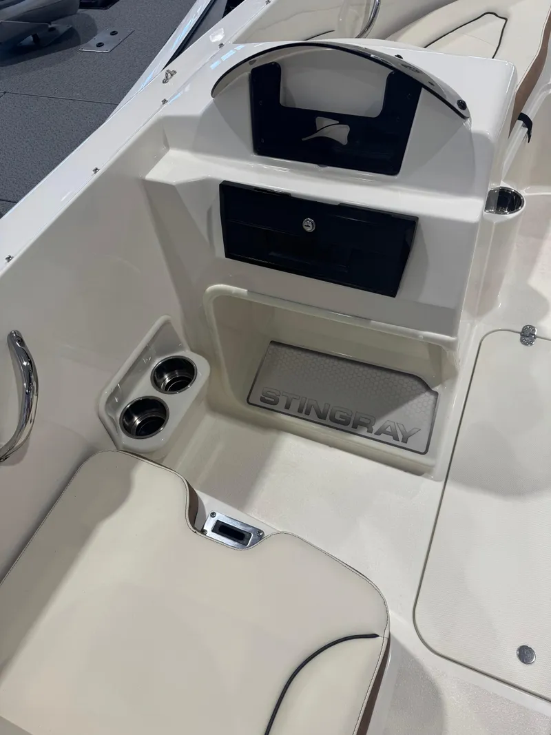 Slide: The Image of Stingray 172SC 2024 - 12